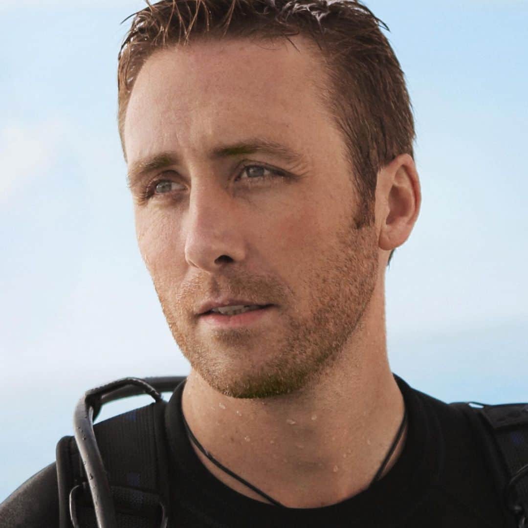 ドゥラメールのインスタグラム：「Inspired by the legacy of his family, environmentalist, explorer, and award-winning filmmaker Philippe Cousteau's focus is on the future. He’s partnering with us as a #BlueHeartAmbassador and lending his unique voice to inspire environmental awareness in younger generations. #LaMerBlueHeart」