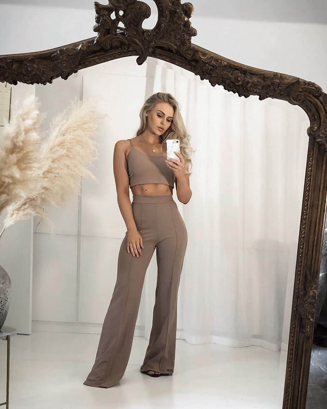 Anna Nyströmのインスタグラム：「Busy Tuesday! Now, time to get changed and head off to the gym. I’m feeling more motivated than ever 💪🏻 Have you been active today or planning to? Maybe a walk, run, workout or stretching? Do it! I promise you will feel better 🤍」