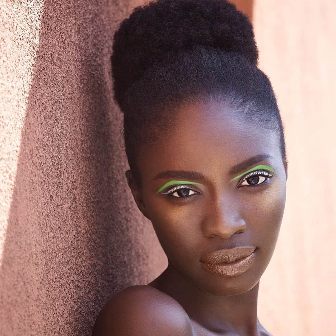 Fashion Weekのインスタグラム：「May your day be as fab as this neon liner ⚡️Captured by photographer @keithmajor, a NYC-native who found his love for photography as a teenager. With over 30 years in the industry, he's worked with heavy-hitting brands like Sony Music and publications like @essence and @cosmopolitan. Check out more of his work at @keithmajor.⁠⠀ ⁠⠀ Photo by @keithmajor for @ebbymagazine, modeled by @fatousthiam, hair and makeup by @daryonhaylock」