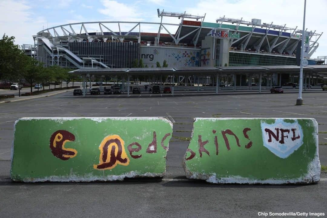ABC Newsさんのインスタグラム写真 - (ABC NewsInstagram)「Handpainted concrete barriers stand in the parking lot of FedEx Field, home of the Washington NFL team. The club announced yesterday it was changing its name following years of criticism. #redskins #washingtonfootballteam #nfl #football #fedexfield」7月15日 1時22分 - abcnews