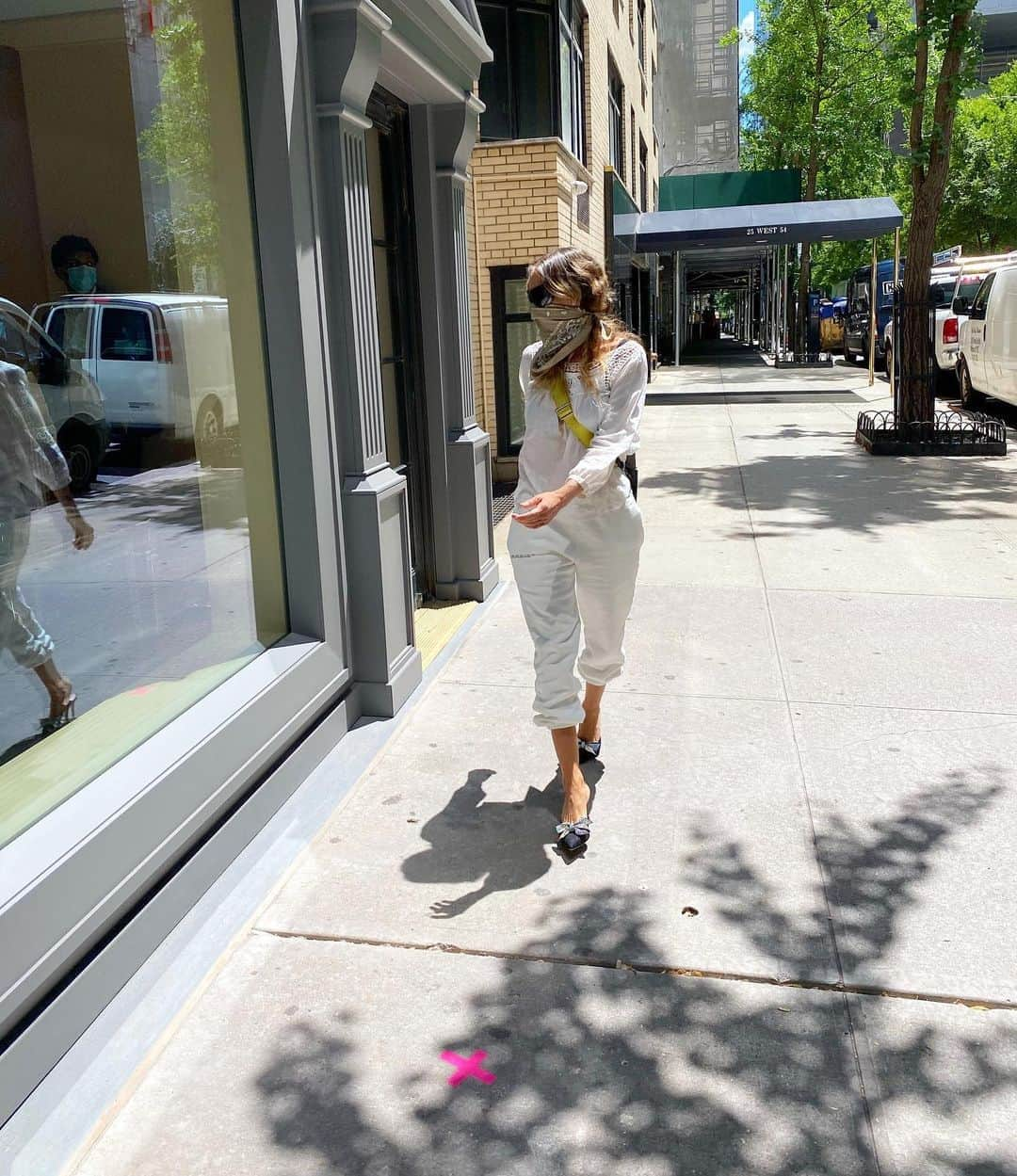 サラ・ジェシカ・パーカーさんのインスタグラム写真 - (サラ・ジェシカ・パーカーInstagram)「If it’s Tuesday, it must be 54th Street (between 5th and 6th). Just bid adieu to our first customers of the day.  I’ll be here working today and tomorrow.  If you want to get off the sizzling streets of New York, come inside. Welcome everyone to the new @sjpcollection boutique. X, Sj」7月15日 1時33分 - sarahjessicaparker