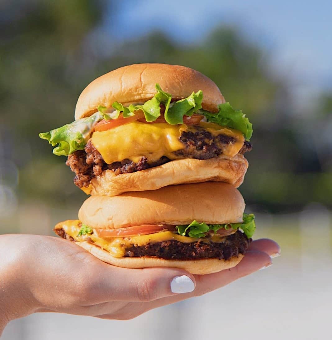 SHAKE SHACKさんのインスタグラム写真 - (SHAKE SHACKInstagram)「Double tap for double the burgers! 🍔🍔 Through 7/17, score an EXTRA BURGER ON US with your Shack App or web order of $10+! ⠀ ⠀ Add 2 burgers to your cart on order.shakeshack.com or on our app + use code ‘SIZZLE’ at checkout. ⠀ ⠀ Check in the link in our bio to scope the deets. #shakeshack」7月15日 1時27分 - shakeshack