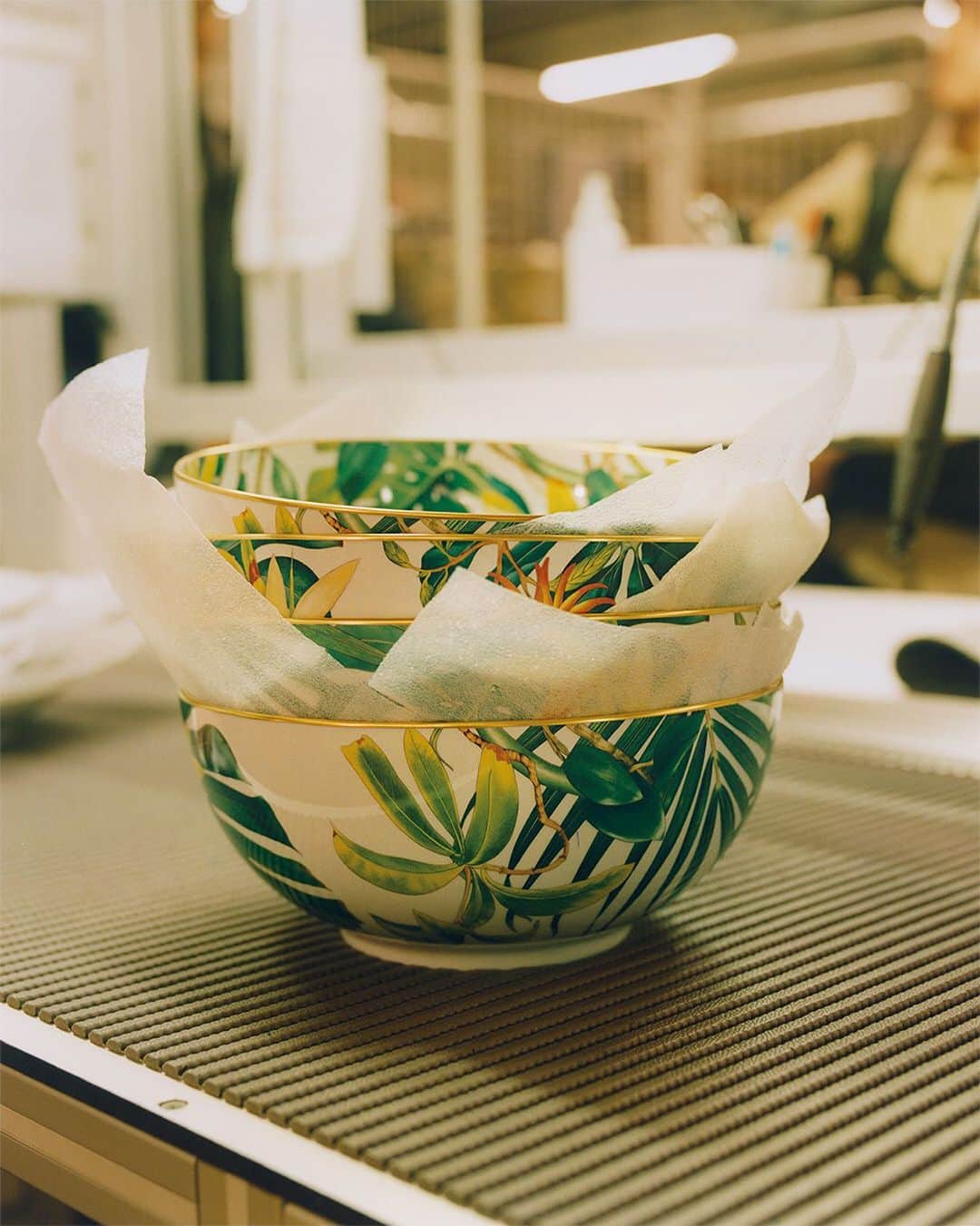 のインスタグラム：「Hungry for beauty?  #Feastyoureyes #Devourparadise #Naturelover  #Hermes #HermesHome #Passifolia」