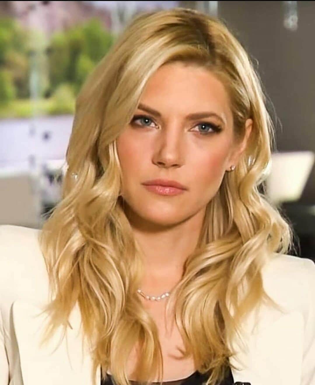 キャサリン・ウィニックのインスタグラム：「My current mood... LA just shut down for another citywide lockdown 😒 #staysafe」