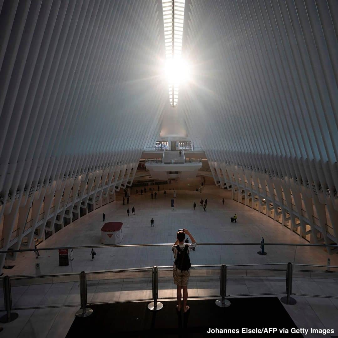 ABC Newsさんのインスタグラム写真 - (ABC NewsInstagram)「The sun shines through the roof of the Oculus, a glass and steel structure that serves as the World Trade Center Station, a transportation hub in lower Manhattan. #newyork #newyorkcity #oculus #worldtradecenterstation」7月15日 1時29分 - abcnews