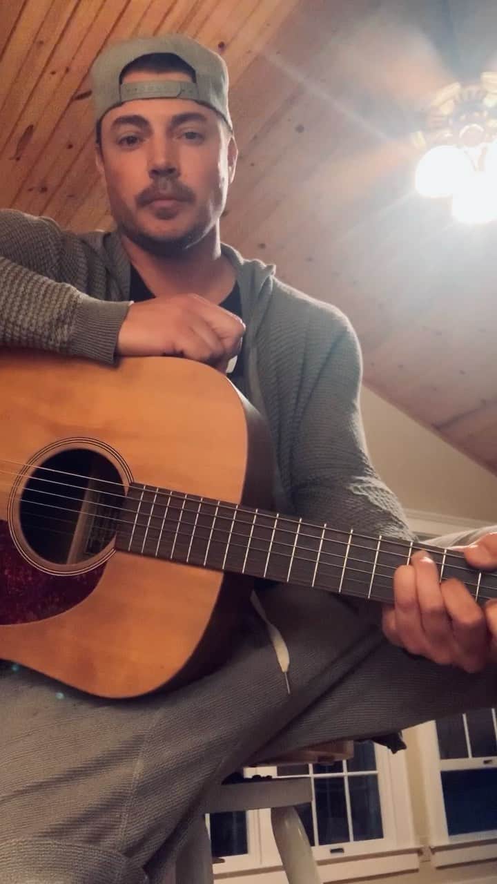 ジョッシュ・ヘンダーソンのインスタグラム：「This isn’t the whole song just a piece of it .Hope this helps someone out there. Stay strong. Know your loved. Feel free to Share this with anyone who might be going through loss or a rough time. Try and stay positive through all this. It Will get better. Love you All. God bless」