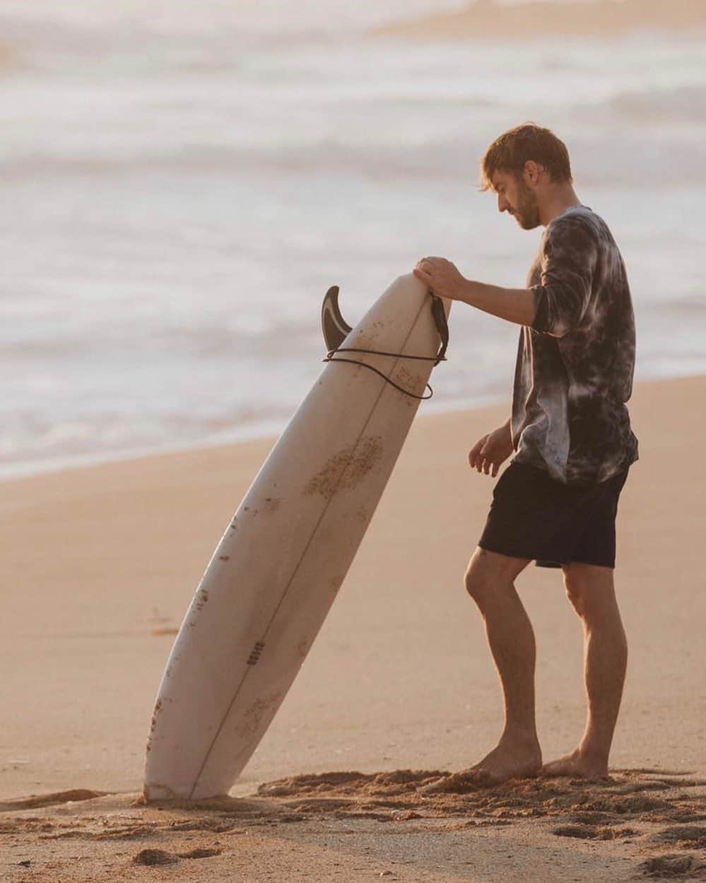 MR PORTERのインスタグラム：「"When it comes to surfing, I'm most drawn to remote areas in the North Atlantic. Norway, Scotland and Iceland stand out as locations that embody the adventure aspect of surfing that I'm so inspired by.  The natural environment there exists on a different scale to other places, the energy and rawness is humbling in a way that creates a sense of awe and respect." — photographer, filmmaker and surfer, Mr @james_aiken. What is it that draws you to surfing? Let us know in the comments. #MRPORTERGoneSurfin」