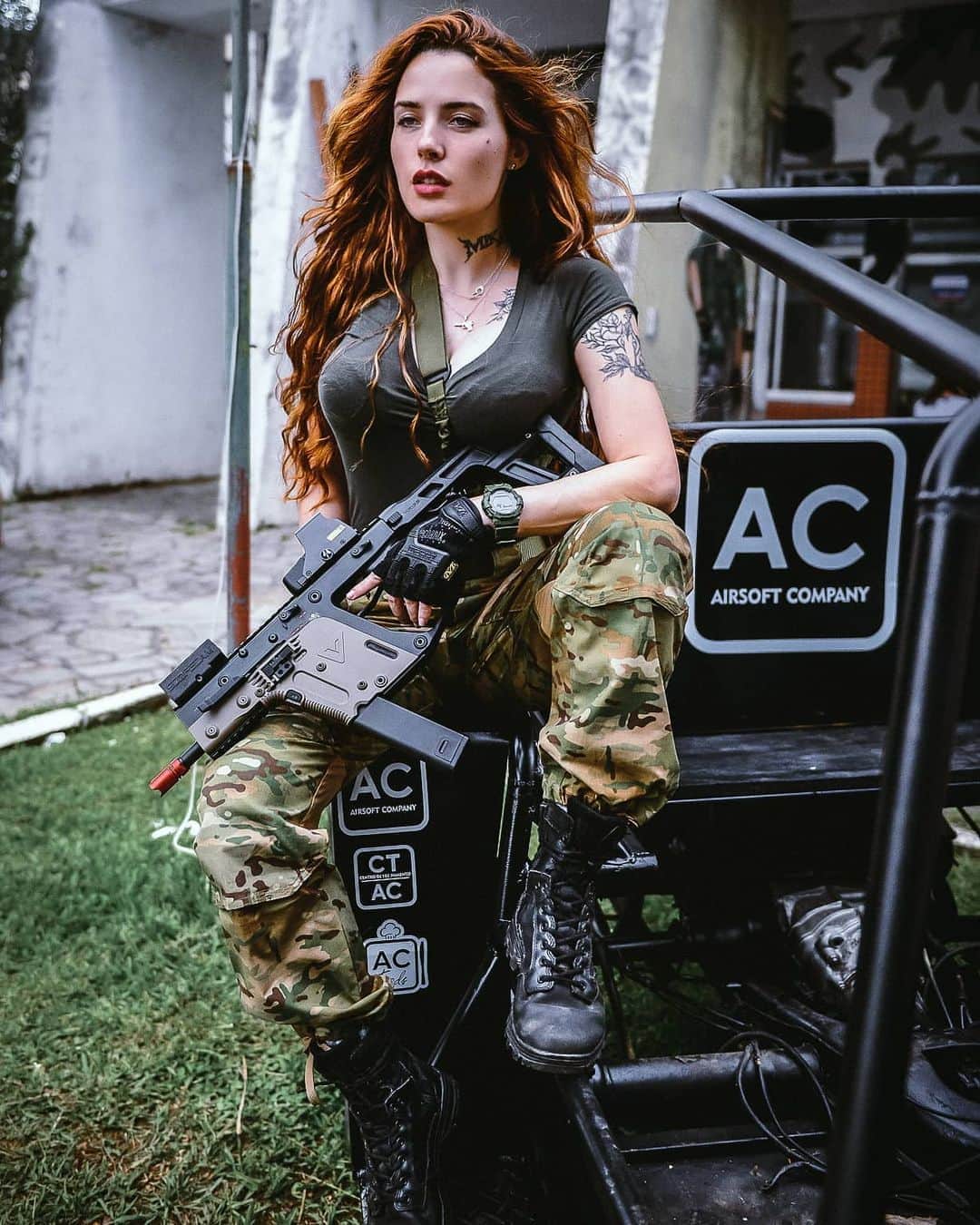 Anna Vargasのインスタグラム：「Uma saudade chamada @airsoftcompanycwb . Espaço completo com campo, loja, centro de treinamento, lanchonete; além de amigos maravilhosos, comida deliciosa da @companyfoods , chopp gelado, conversas incríveis, jogos empolgantes, momentos inesquecíveis, TODA VEZ!!! Não vejo a hora de poder voltar pra esse cantinho que pra mim já é casa. 😊 . Foto: @mrcsslvn_fotografia . Parceiros: LOJA: @companystoreac Use o cupom MYST para ganhar 5%OFF . EQUIPAMENTOS TÁTICOS: @511tacticalbrasil . MUNIÇÃO: @spartanairsoftmunition . TREINAMENTOS TÁTICOS: @fhtreinamentosespeciais . PATCHES BORDADOS: @1ciadistintivosoficial . SITES: @sitevipinternet . CAMISETAS: @teamsix.brasil . #airsoftgirl」