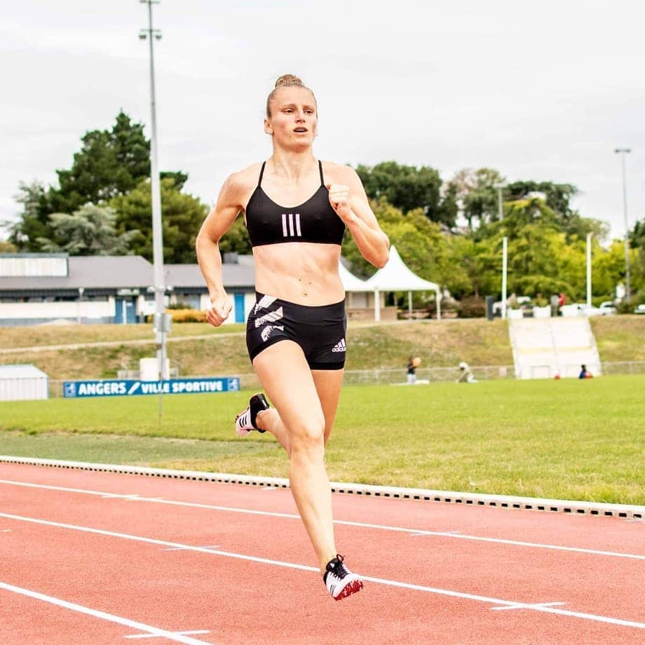 Amandine BROSSIERさんのインスタグラム写真 - (Amandine BROSSIERInstagram)「Avant, pendant, après 🏃🏼‍♀️ .  📷 @theobarillerk .  #training #adidas #running #sprint  #lactique #body #femme #musclée #courir #nodayoff」7月15日 1時33分 - amandine.brossier
