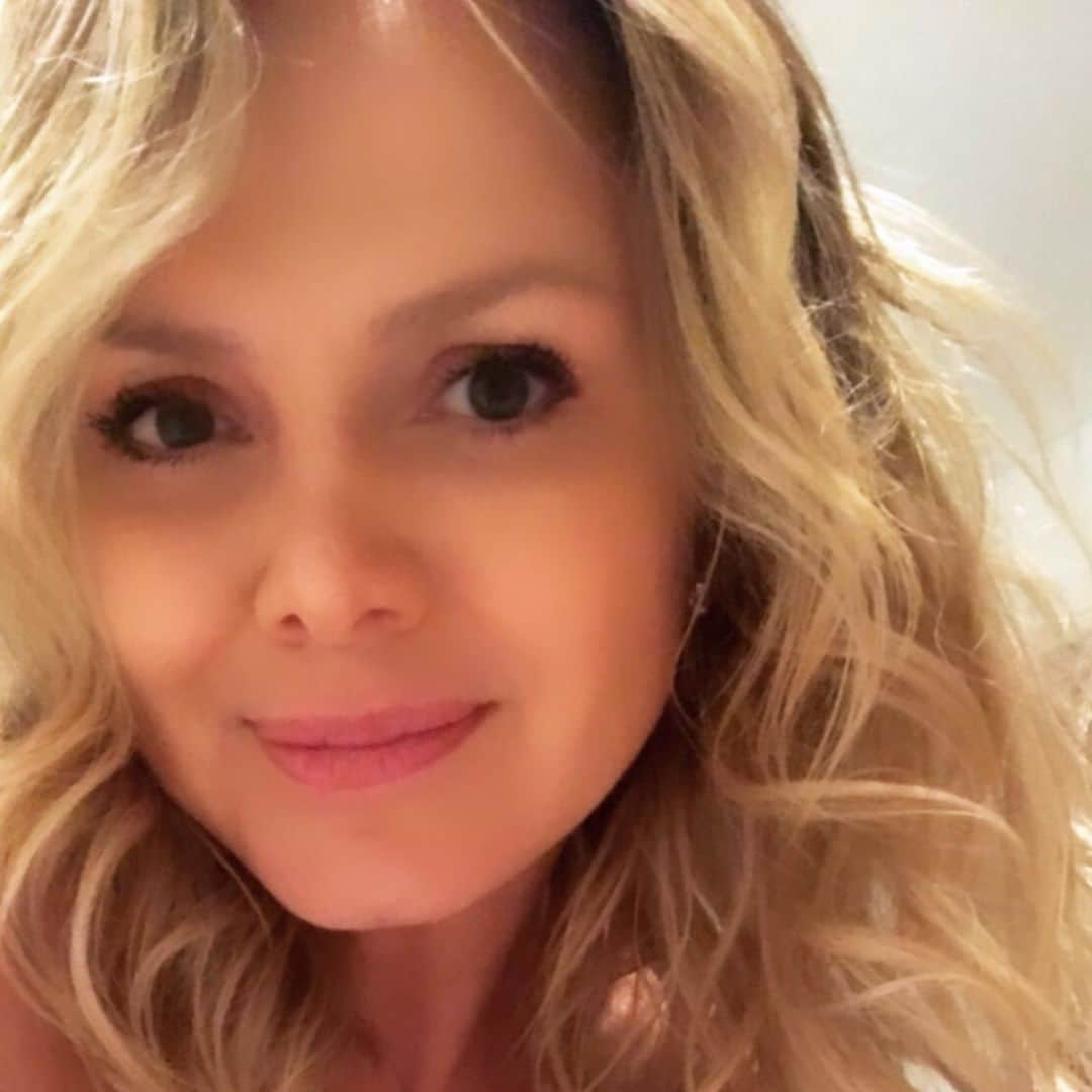 Eliana Michaelichin Bezerraのインスタグラム：「Hoje é o dia que Maria passa na sua frente. Para aqueles que acreditam no poder da oração. Maria Passa na Frente Maria passa na frente e vai abrindo estradas e caminhos. Abrindo portas e portões. Abrindo casas e corações. A Mãe vai na frente e os filhos protegidos seguem seus passos. Maria, passa na frente e resolve tudo aquilo que somos incapazes de resolver. Mãe, cuida de tudo o que não está ao nosso alcance. Tu tens poder para isso! Mãe,vai acalmando, serenando e tranquilizando os corações. Termina com o ódio, os rancores, as mágoas e as maldições. Tira teus filhos da perdição! Maria, tu és Mãe e também a porteira. Vai abrindo o coração das pessoas e as portas pelo caminho. Maria, eu te peço: PASSA NA FRENTE! Vai conduzindo, ajudando e curando os filhos que necessitam de ti. Ninguém foi decepcionado por ti depois de ter te invocado e pedido a tua proteção. Só tu, com o poder de teu Filho, podes resolver as coisas difíceis e impossíveis. Amém! Ave Maria, cheia de graça, o Senhor é convosco, bendita sois vós entre as mulheres e bendito é o fruto do vosso ventre, Jesus. Santa Maria, Mãe de Deus, rogai por nós pecadores, agora e na hora da nossa morte. Amém! #mariapassanafrente #vaificartudobem」