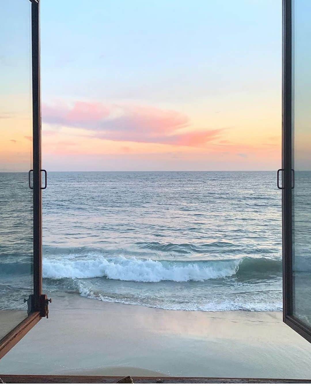 ダフネ・ジョイのインスタグラム：「Bom Dia! ☀️」