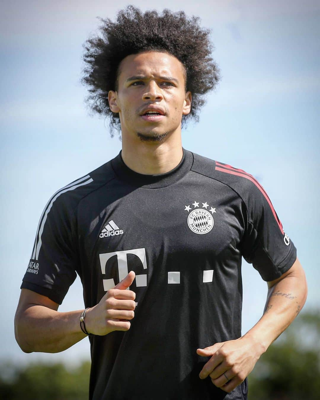 UEFAチャンピオンズリーグさんのインスタグラム写真 - (UEFAチャンピオンズリーグInstagram)「🔴 Name your ideal Bayern attack for next season...  First training session for new signing Leroy Sané 👍  #UCL #FCBayern」7月15日 1時36分 - championsleague