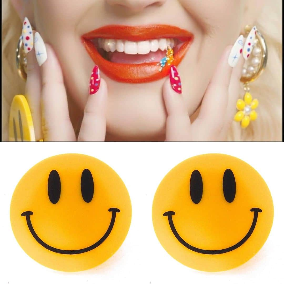 ガソリングラマーさんのインスタグラム写真 - (ガソリングラマーInstagram)「@gasolineglamour X @katyperry X @samanthaburkhartstylist NEW #SMILE video out now #HAPPY #RING #MADEBYME 😁🙂🤡 #GASOLINEGLAMOUR  #katyperry  #samanthaburkhart  #art #FASHION  #STYLE  #ooak #CUSTOM  #thankful  #THANKYOU  #grateful  #happyface #clowns #iloveclowns **ring for sale soon**」7月15日 1時43分 - gasolineglamour