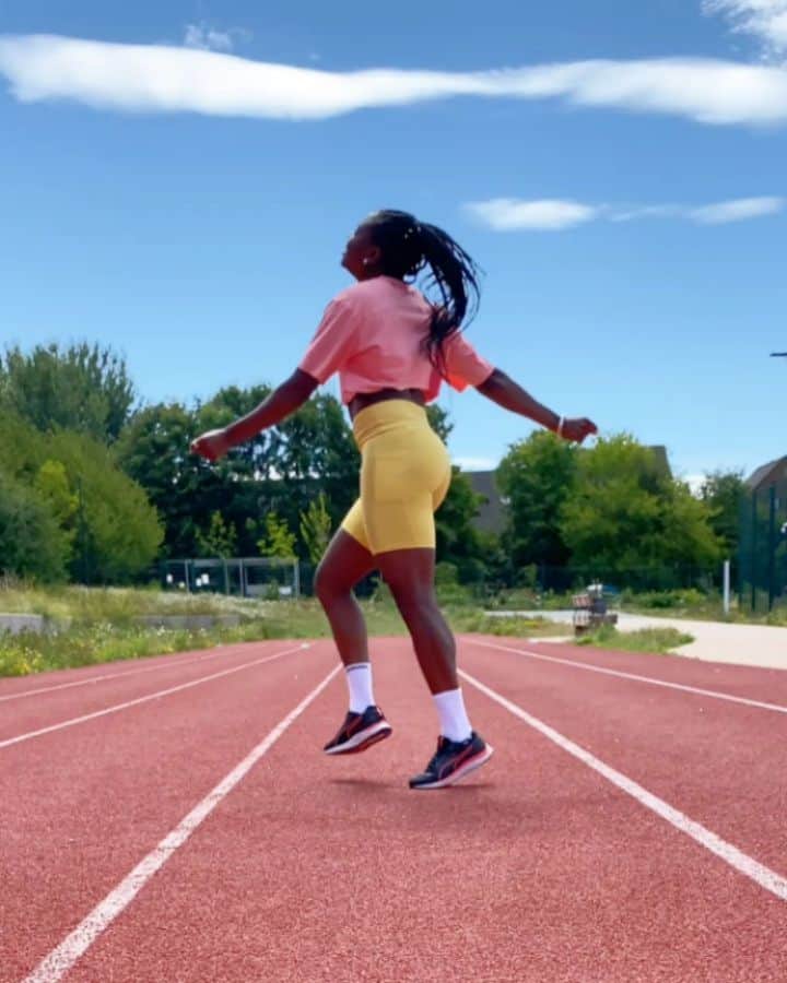 アシャ・フィリップのインスタグラム：「You set my soul on fireeeee🔥✨🦈 The track is my runway #ModelLife 😆😂⁣ ⁣ @Gymshark Sol Lift dropping this Thursday ☀️☀️☀️⁣ ⁣ ⁣ ⁣ ⁣ ⁣ ⁣ #GymsharkWomen #Ad #Model #Runway #TrackAndField #Jokes #Showtime #Gymshark #Catwalk」