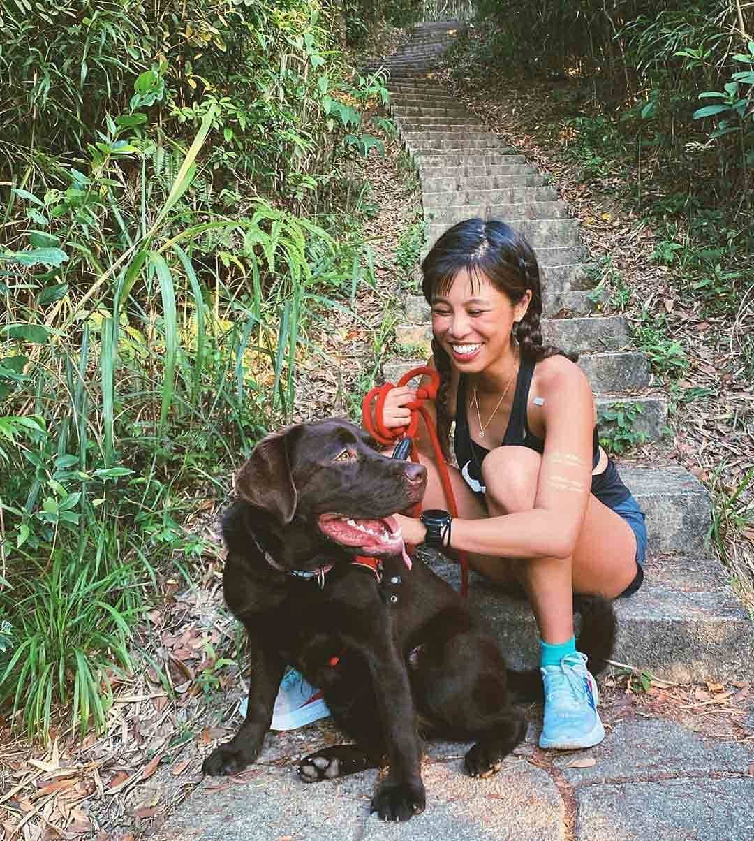 のインスタグラム：「"Ran into a stationary truck Took (yet another) fall on the trails (daydreaming) Got stung by a jellyfish on both legs Laughed a bit, cried a lot. And a good friend said - at least you have stories for a lifetime. Wise words. I’ll never stop loving the outdoors. Scars bruises and all. Now more importantly — how do I teach this baby to run?" - HOKA Fan @nickyingenn  Head to the link in our bio to learn more about running with your dog. #timetofly」