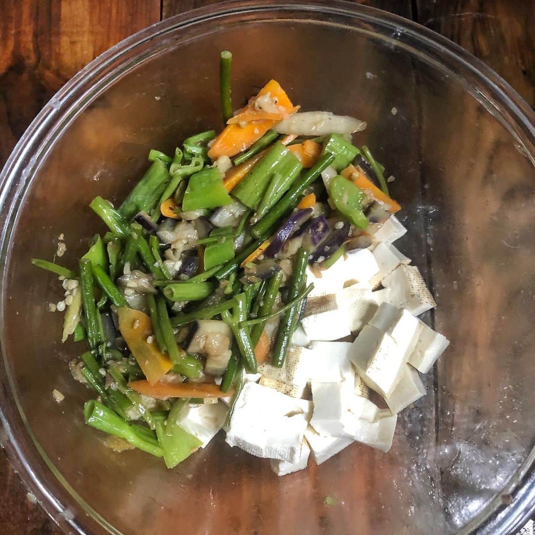 直樹 加藤さんのインスタグラム写真 - (直樹 加藤Instagram)「.. 白髪防止策の豆腐摂取です。  合わせた野菜類は、人参、ゴボウとナス、ニンニクの芽と、空芯菜です。  いわゆる「旨味出汁炒め」の調理となります。  具材の日の通り具合で3つのグループ分け、時間差で調理するやり方で、一つの皿の中の全ての野菜類がアルデンテになるようにしています。  火の通り過ぎたピーマンやニンニクの芽、鮮やかさが微塵もない色合いの、シナシナな食感だと、素材に申し訳ないと、私見ですが、思ってます。  これまた私見ですが、野菜類は、生っぽいニュアンスの無い状態で、歯応えが楽しめないとアカンと思うんです。  それを実現するには、やっぱり時間差調理ですよね。ここでこの調理法をダラダラ書いても効率悪いんで、料理自慢の方は「旨味出汁炒め」とググってください。  やっぱり、一つの皿の中、全部アルデンテでなきゃ、もったいないですよ。  レモングラスのニュアンスが適度にあるアルゼンチンのソービニオンブラン、野菜の青っぽいニュアンスと出会うと、味わいの変化を感じます。  野菜とワイン、合うと思います。  #大文字屋加藤酒店 #京都ワイン #西七条 #梅小路 #ワイン飲みたい #ワイン好きな人と繋がりたい #デイリーワイン #安ウマワイン #白髪防止 #アルゼンチンワイン #ソービニオンブラン」7月15日 1時56分 - daimonjiyakatonaoki