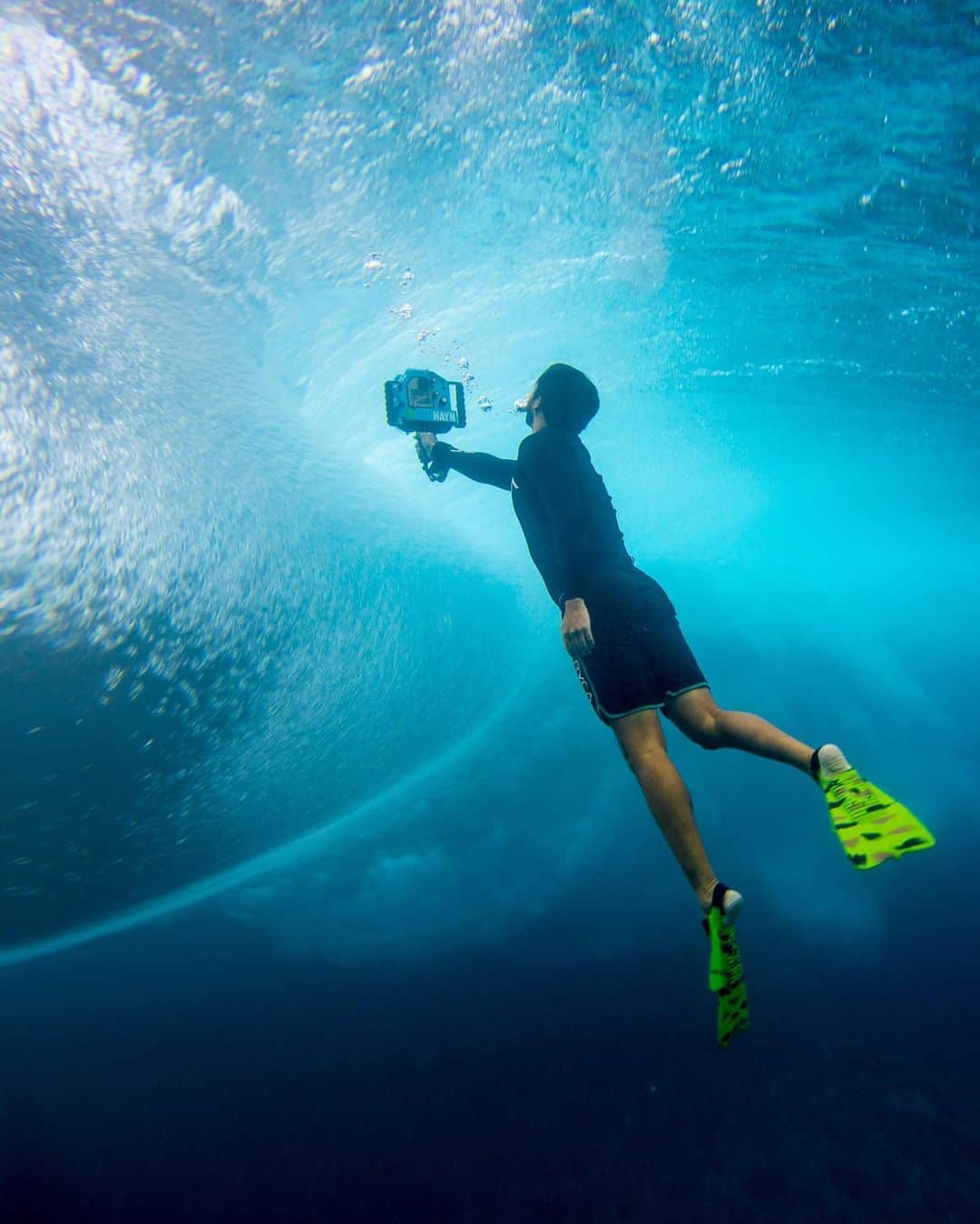 CANON USAさんのインスタグラム写真 - (CANON USAInstagram)「Photo of #CanonExplorerOfLight @zaknoyle "This is me working in my office, a pair of fins, my camera in Aquatech water housing and that's all that is needed to capture the imagery you will see today!"  Photo Credit: @benthouard Camera: #Canon EOS-1D X Mark II Lens: EF 24mm f/1.4L II USM Aperture: f/5 ISO: 200 Shutter Speed: 1/125 sec Focal Length: 24mm」7月15日 1時59分 - canonusa