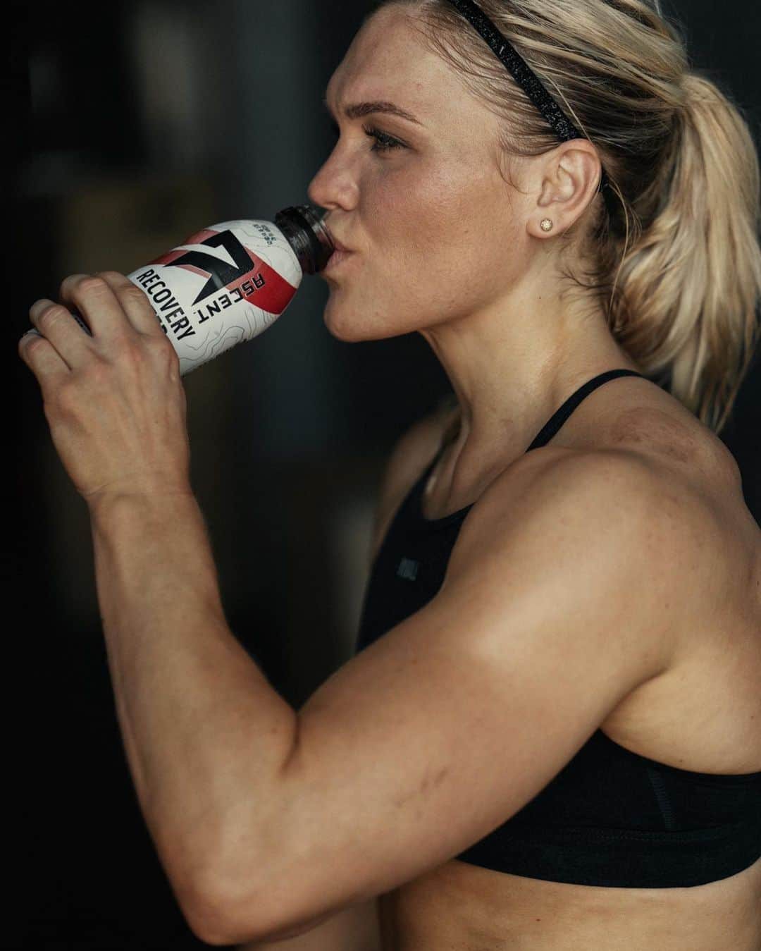 Katrin Tanja Davidsdottirさんのインスタグラム写真 - (Katrin Tanja DavidsdottirInstagram)「Getting done with sweaty summer sessions & have this lil REFRESHER to grab! ☀️😋💦🥤 FINALLY my favorite @ascent_protein recovery water flavor is out: Fruit punch. - The texture is really like, honestly more like a vitamin water than protein drink which I LOVE ✨ It’s 20gr of clean protein, added electrolytes for hydration & only a 100 cals a bottle! - #AscentProtein #RecoveryWater #FruitPunch #OfficialSponsorOfHardWork // Photo: @prestonsmithphotography」7月15日 2時04分 - katrintanja