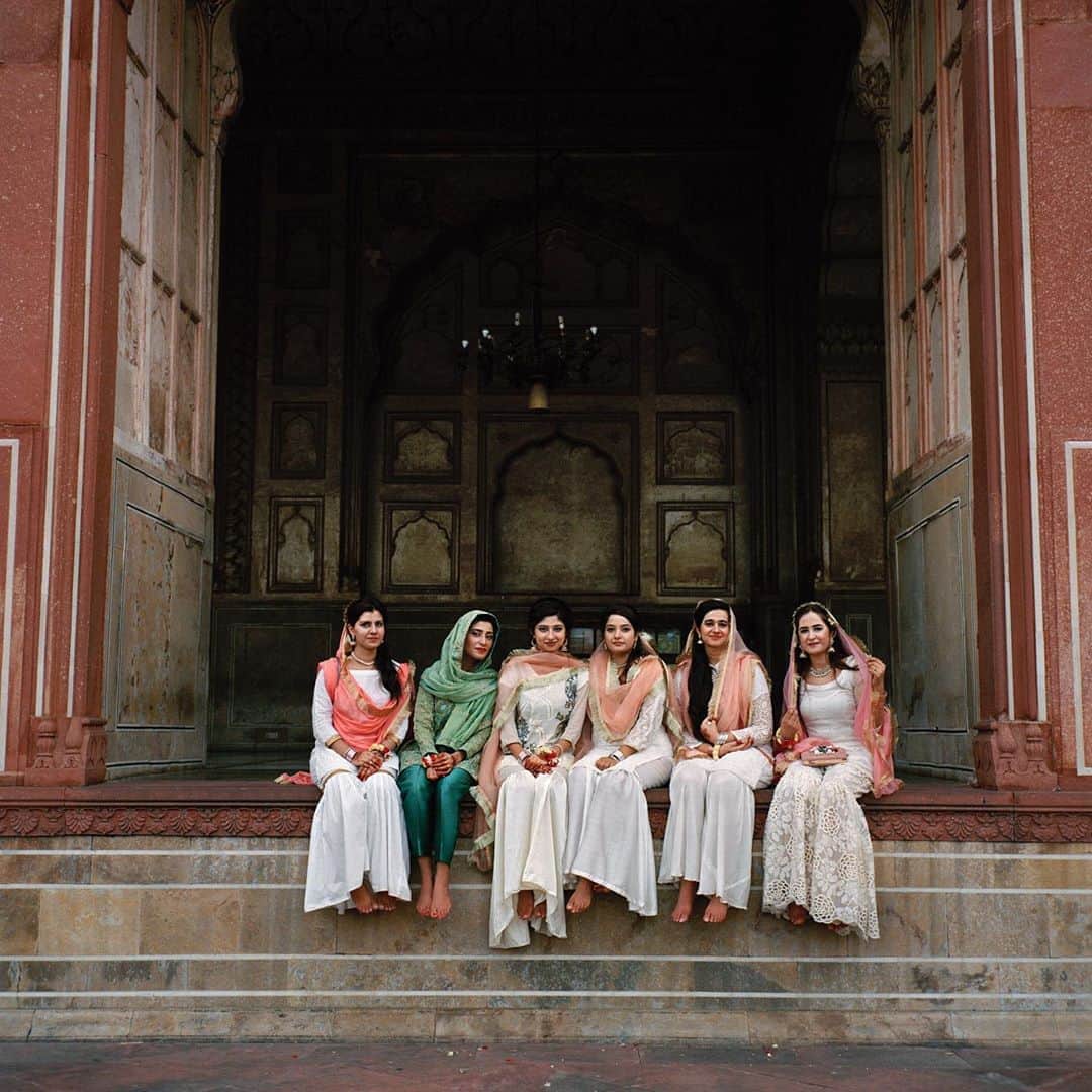 National Geographic Travelさんのインスタグラム写真 - (National Geographic TravelInstagram)「Photo by @sarahyltonphoto  Bridesmaids pose for a portrait at the Badshahi Mosque in Lahore, Pakistan. This red sandstone mosque was constructed during the Mughal era and remains an important landmark in Pakistan. For more travel stories follow me @sarahyltonphoto. #Pakistan #mosque #mughal」7月15日 2時11分 - natgeotravel