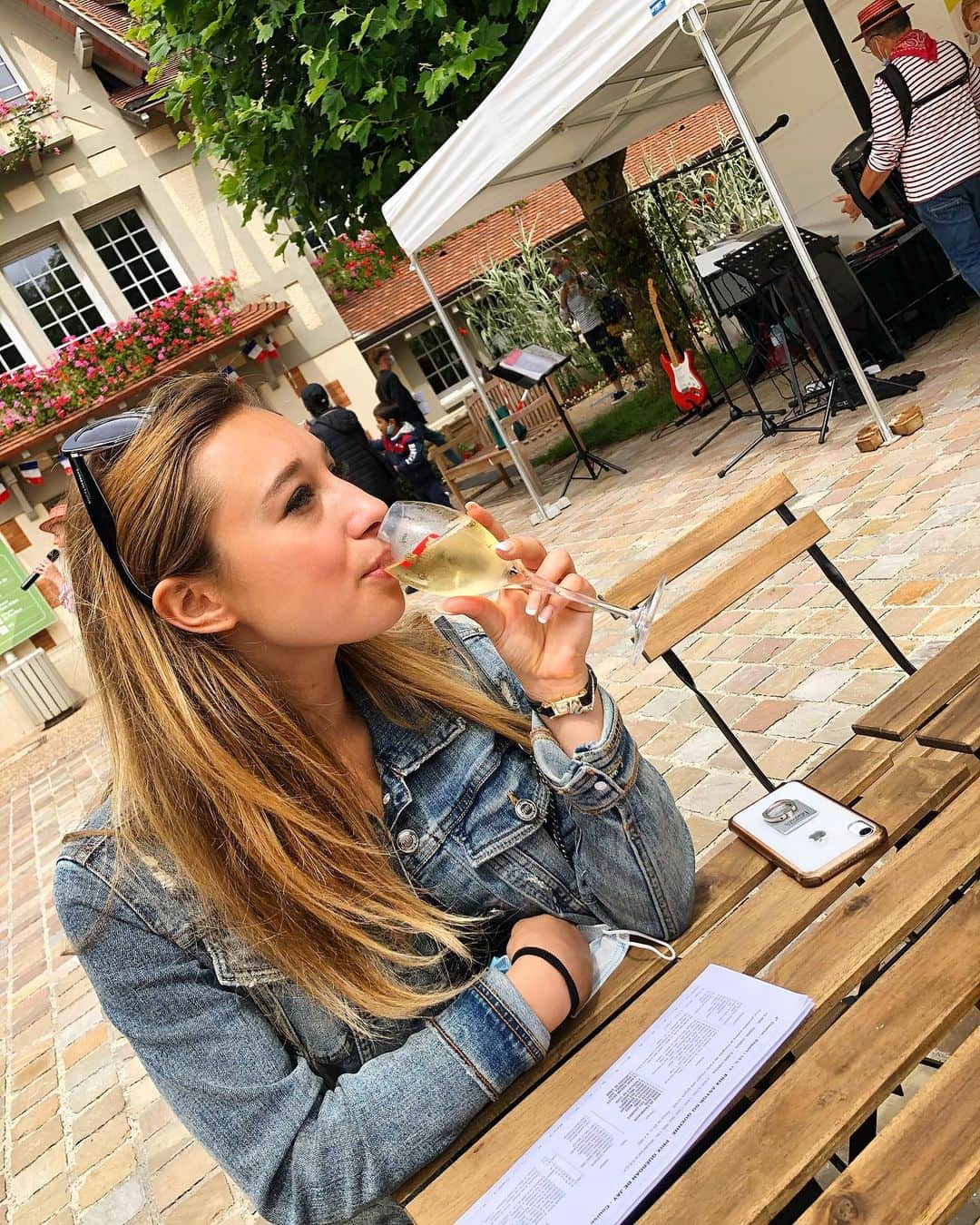 ローラ・エスブラのインスタグラム：「Parions le 10 gagnant... #deauville #hippodromedeauville 🐎🥇」