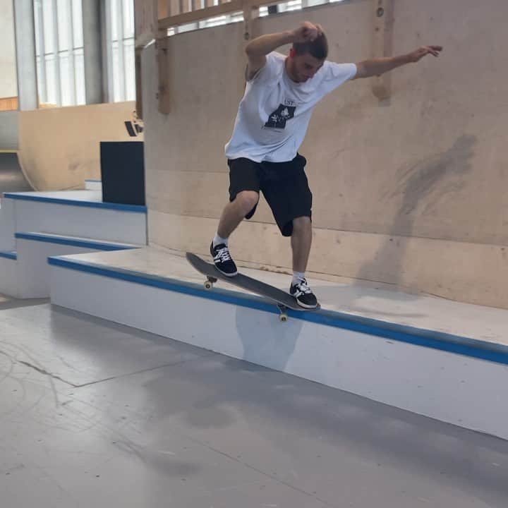 ヴィンセント・ミルウ のインスタグラム：「Tech sk8er 🤒📱 @quentinchibout  Thx @skullcandy_europe #feelskullcandy」