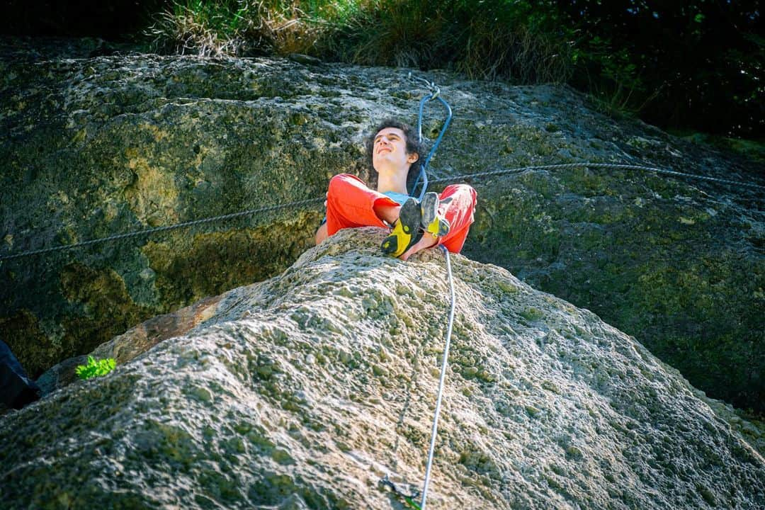 アダム・オンドラさんのインスタグラム写真 - (アダム・オンドラInstagram)「Visiting #falesiadimenticata   This place was reopened in 2017 thanks to the community of San Lorenzo and a lot of climbers around the world, who participated to the project.  @visitacomano #visitacomano #visittrentino @visittrentino  photo @pet.phot」7月15日 2時25分 - adam.ondra