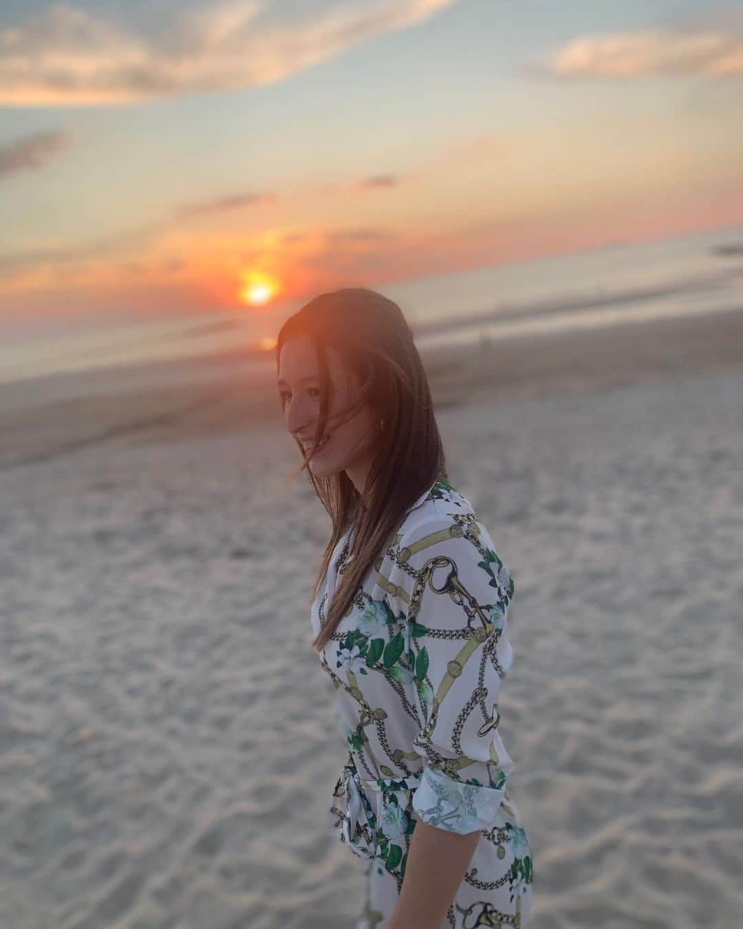 ニナ・デヴァエルさんのインスタグラム写真 - (ニナ・デヴァエルInstagram)「Living my best life ✨ no filter needed 🌅  • • 📸 @siemenvoet4」7月15日 2時44分 - ninaderwael