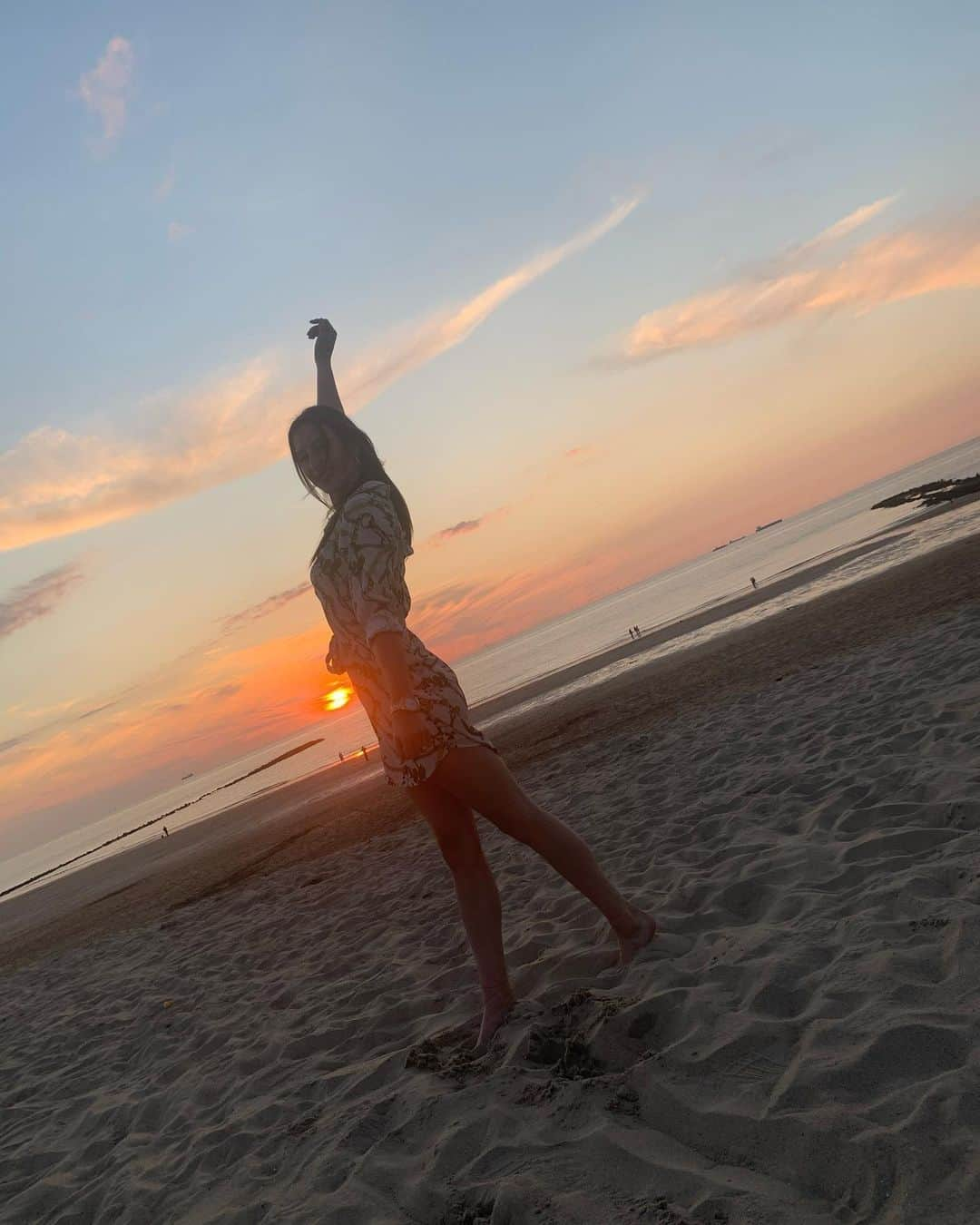 ニナ・デヴァエルさんのインスタグラム写真 - (ニナ・デヴァエルInstagram)「Living my best life ✨ no filter needed 🌅  • • 📸 @siemenvoet4」7月15日 2時44分 - ninaderwael