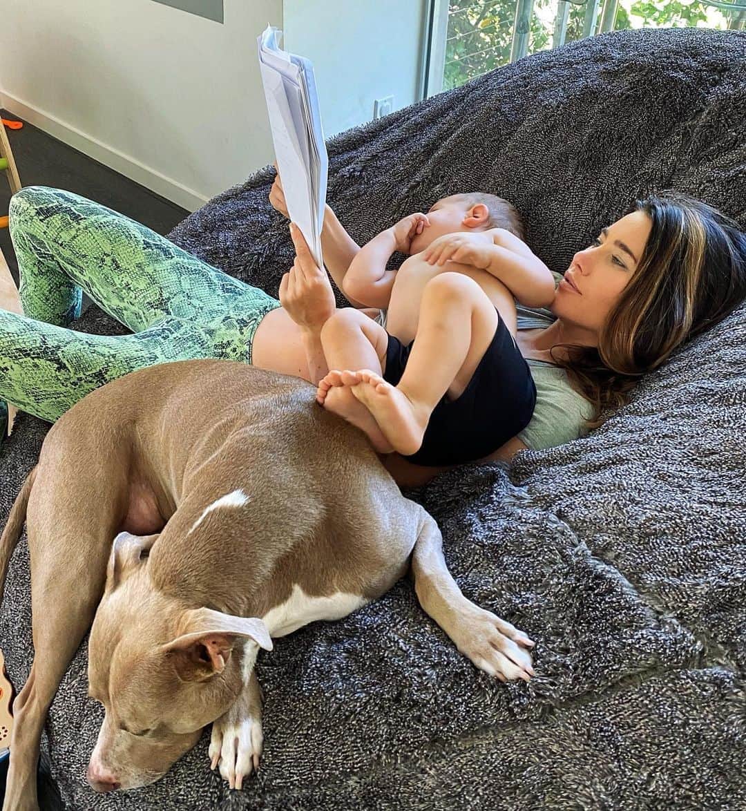 ジャクリーン・マッキネス・ウッドのインスタグラム：「How I learn my lines now... new normal. NEW EPISODES OF BOLD & BEAUTIFUL START JULY 20th!!」