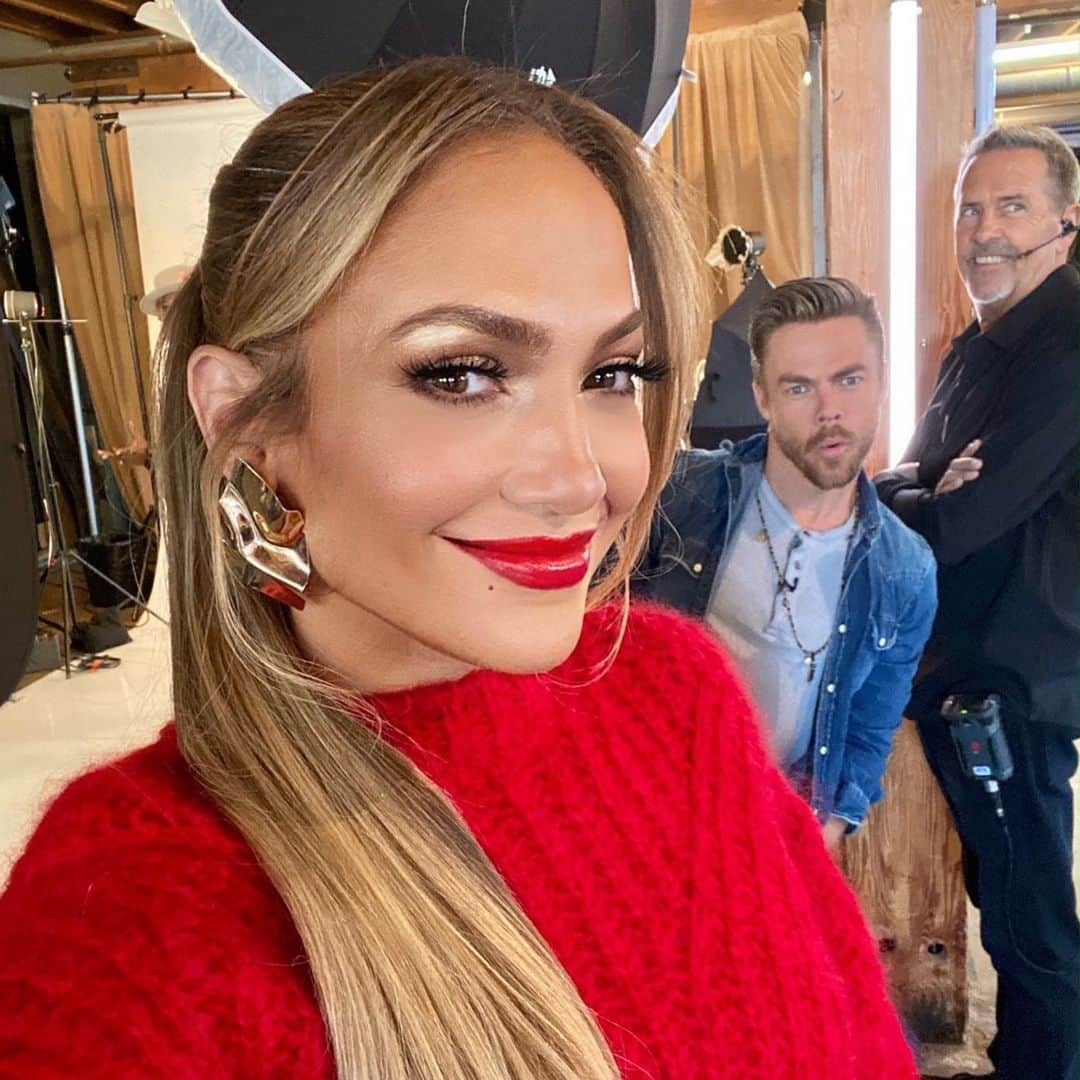 デレク・ハフさんのインスタグラム写真 - (デレク・ハフInstagram)「Hi I’m Derek and I like to ruin @jlo pictures 👍🏼🕺🏼#photobomb」7月15日 8時10分 - derekhough