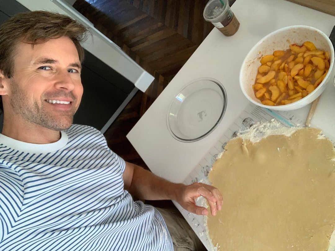ブラッド・ゴレスキーのインスタグラム：「Not bad for a first try at baking a peach pie from scratch. Shout out to my mom for answering my 100 texts about every step of this process! 🍑🍑 Ps. It got Gary’s stamp of approval and he’s already requested another before peach season is over. #bradbakes」