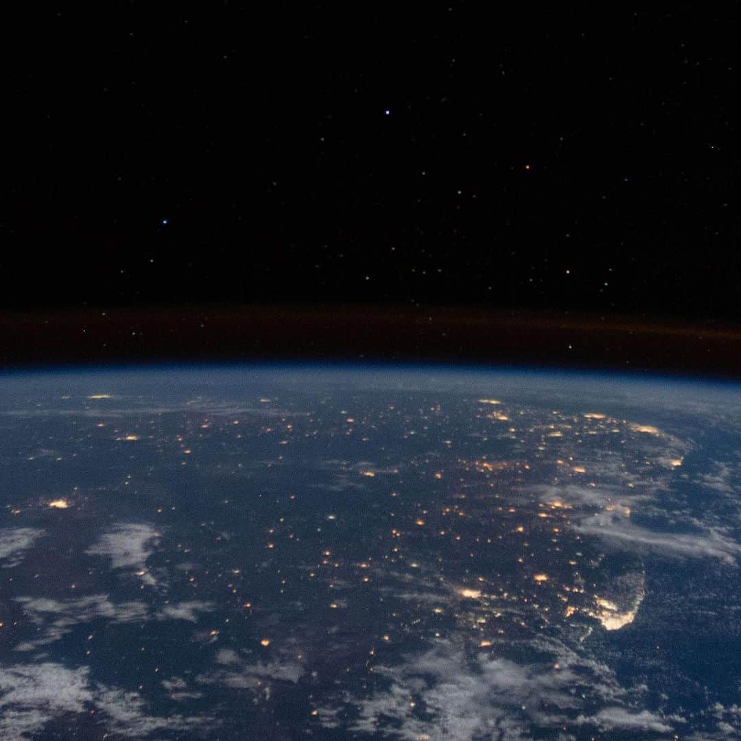 国際宇宙ステーションさんのインスタグラム写真 - (国際宇宙ステーションInstagram)「Swipe through this starry nighttime shot of Rio de Janeiro and surrounding cities on the Brazilian coast taken as the International Space Station orbited above São Paulo heading northeast above the South American continent before going over the Atlantic Ocean. #nasa #earth #stars #night #brazil #riodejaneiro #saopaulo lo #atlantic #ocean #southamerica」7月15日 3時02分 - iss