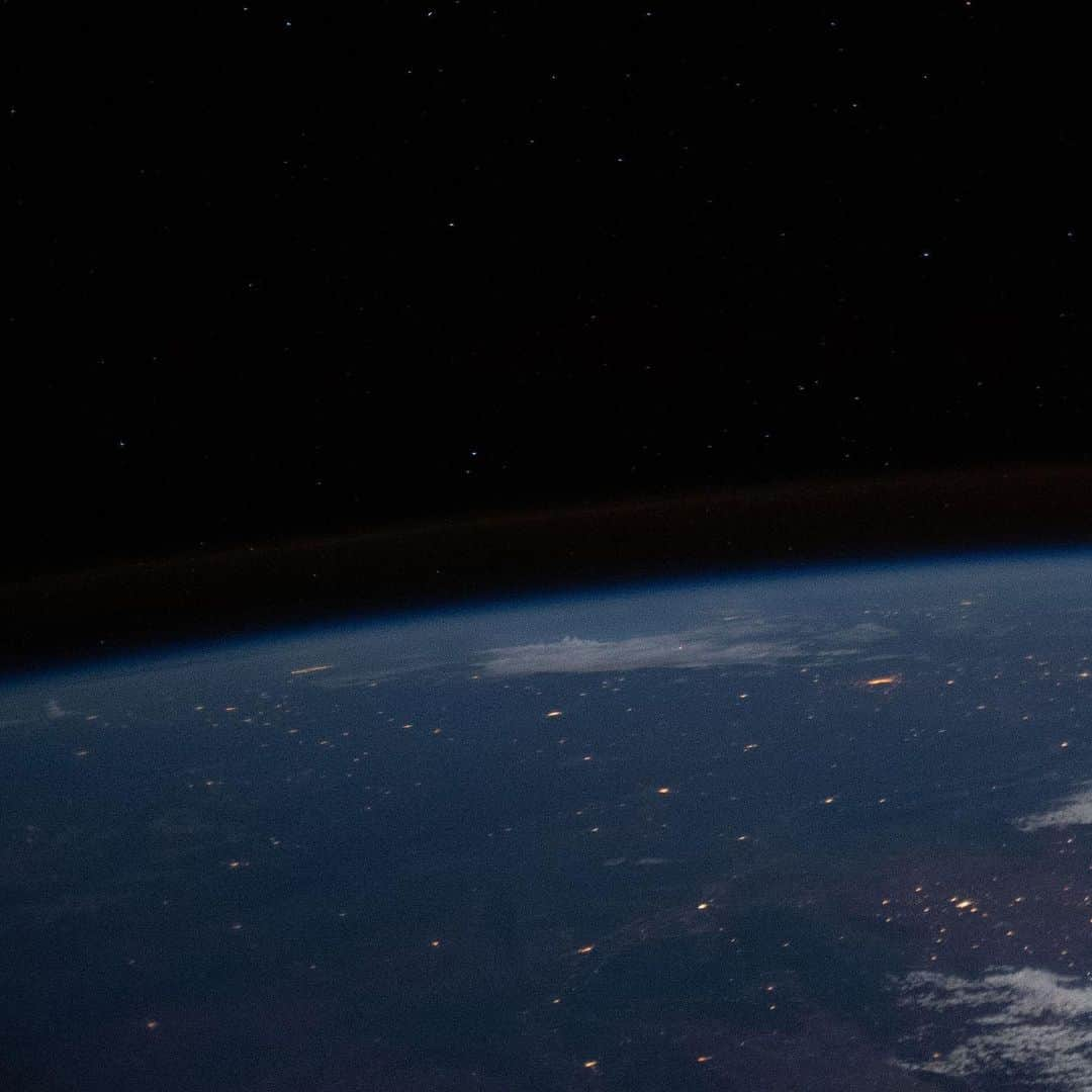 国際宇宙ステーションさんのインスタグラム写真 - (国際宇宙ステーションInstagram)「Swipe through this starry nighttime shot of Rio de Janeiro and surrounding cities on the Brazilian coast taken as the International Space Station orbited above São Paulo heading northeast above the South American continent before going over the Atlantic Ocean. #nasa #earth #stars #night #brazil #riodejaneiro #saopaulo lo #atlantic #ocean #southamerica」7月15日 3時02分 - iss