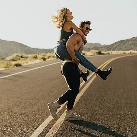 スティーブ・クックのインスタグラム：「Save a horse ride your boyfriend. Reason 534 not skip to leg day. @morganrosemoroney 📷 @edelstein」