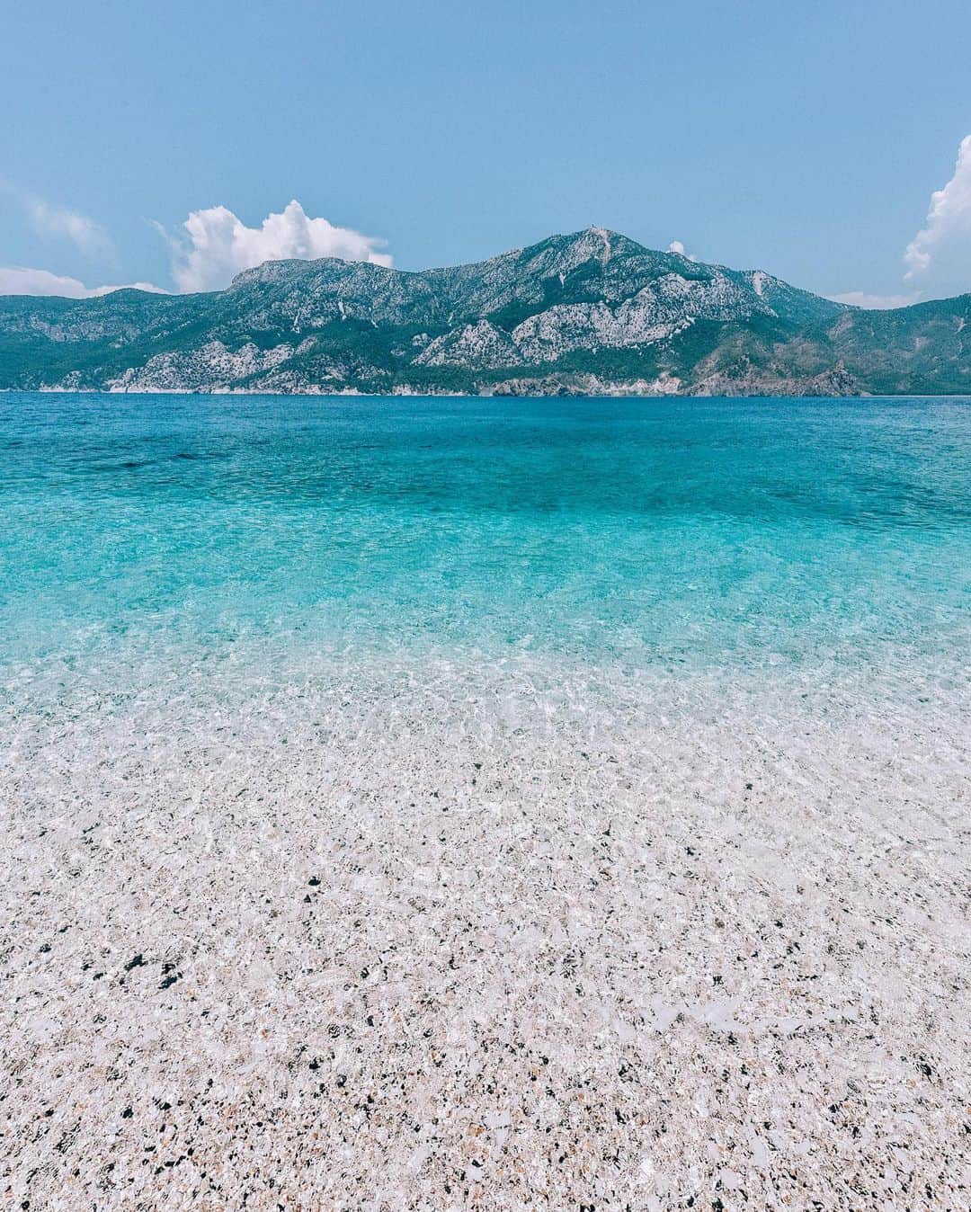 Izkizさんのインスタグラム写真 - (IzkizInstagram)「Where I wish I was...on an island in the middle of the sea far away from the madness that is 2020. 🌴」7月15日 3時11分 - izkiz