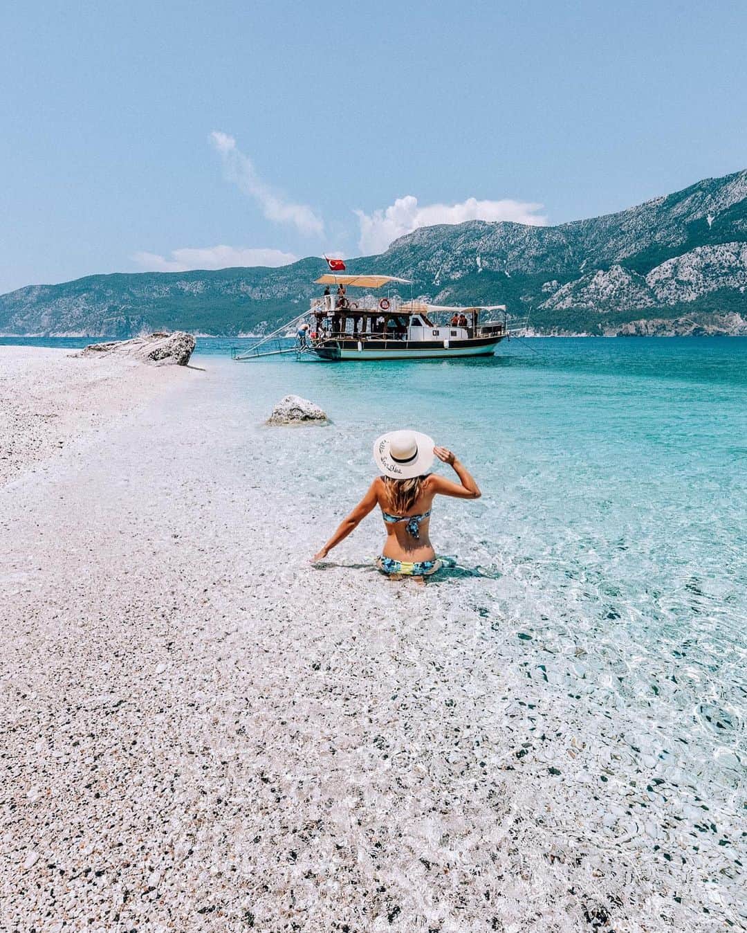 Izkizのインスタグラム：「Where I wish I was...on an island in the middle of the sea far away from the madness that is 2020. 🌴」