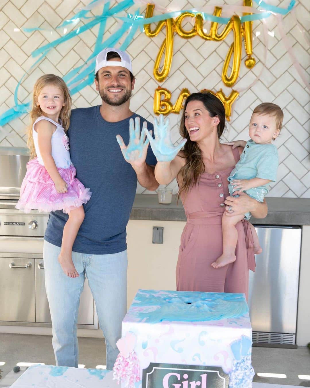 E! Onlineさんのインスタグラム写真 - (E! OnlineInstagram)「It's a BOY for #BachelorNation's Jade Roper Tolbert & Tanner Tolbert! 💙🎉 See all the exclusive pics from their sweet gender reveal at the link in our bio. (📷: @nikkiryanphotography/@mccallmediamanagement)」7月15日 3時16分 - enews