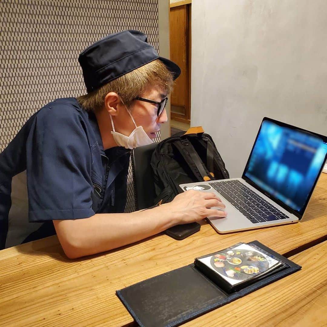 田村淳のインスタグラム：「大学院で学んでますが…まさか自分が毎日にこんなにPCを運ぶ人間になるとは^_^  新しいMac欲しいなぁ」