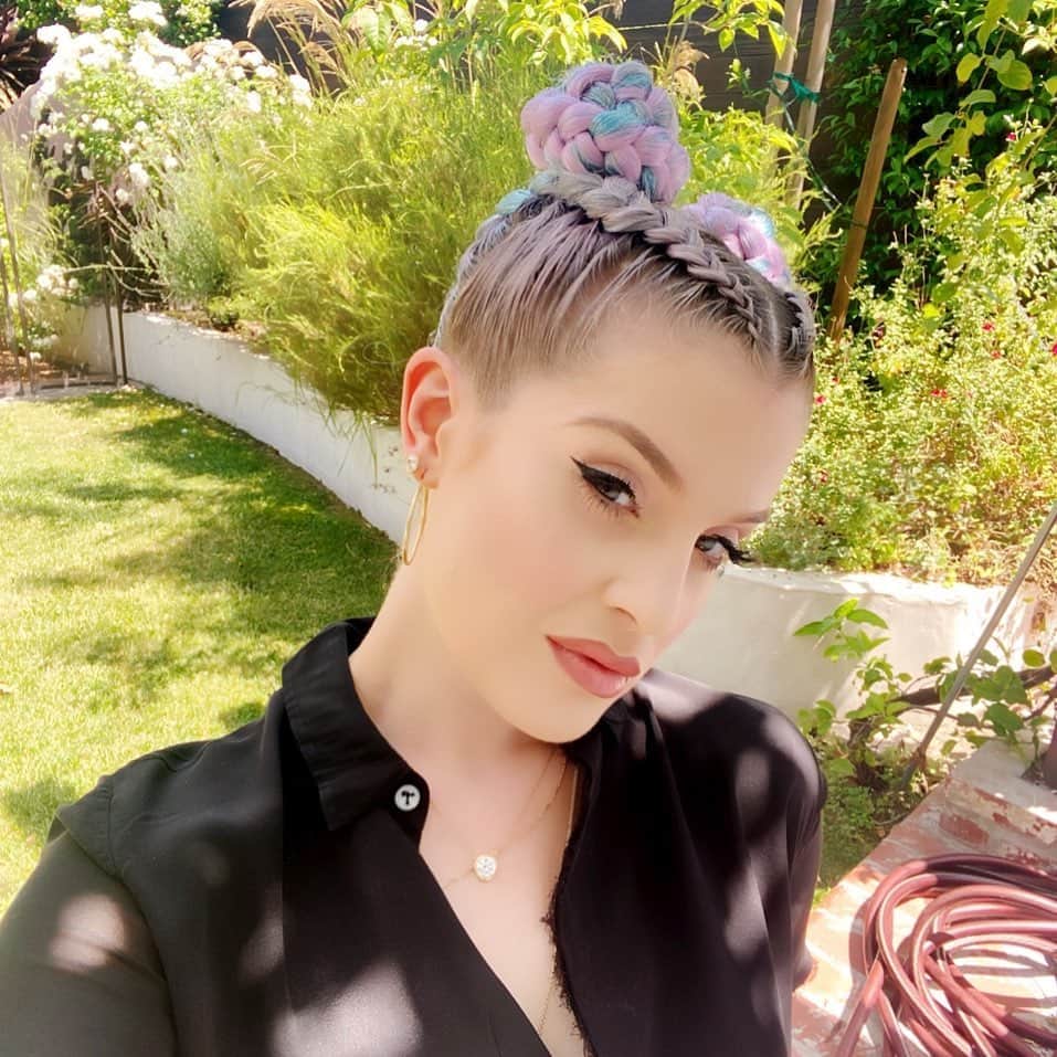 ケリー・オズボーンのインスタグラム：「💜🍭🌸🌞」