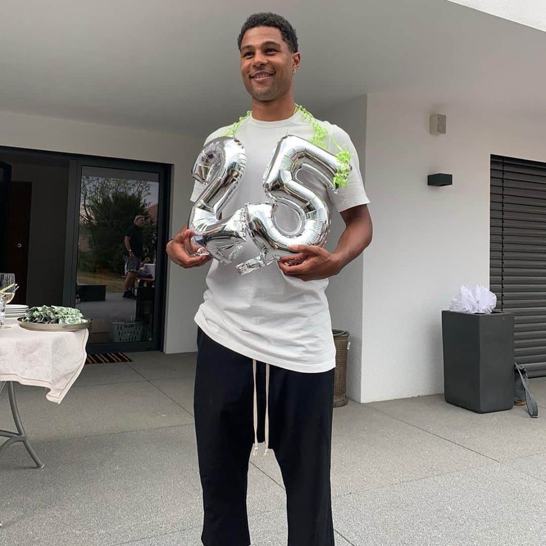 セルジュ・ニャブリのインスタグラム：「Birthday flex. Thanks for all the messages 🙏🏾」