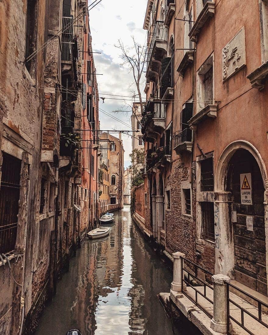 Guido Gutiérrez Ruizさんのインスタグラム写真 - (Guido Gutiérrez RuizInstagram)「Let's navigate through #Venice • Naveguemos por #Venecia」7月15日 3時31分 - guigurui