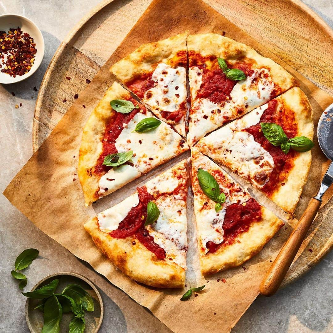 Food & Wineさんのインスタグラム写真 - (Food & WineInstagram)「This simple, one-bowl, no-knead dough delivers a chewy pizza crust without all the work. Tap the link in our bio for the recipe! 📷: @protazio」7月15日 3時52分 - foodandwine