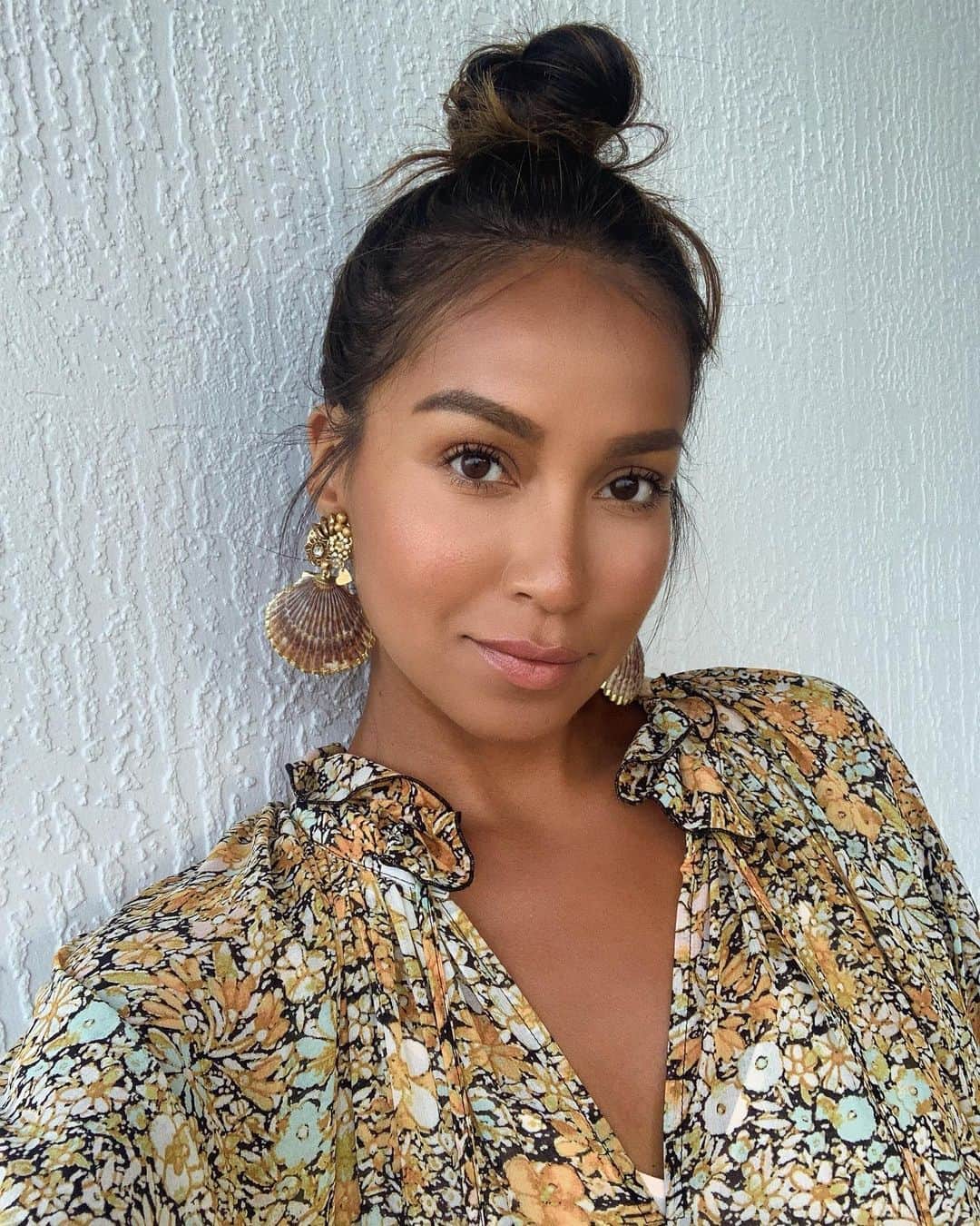 ジュリー・サリニャーナのインスタグラム：「Top knot x natural bronzy look ftw! Yay or nay? ☀️ earrings by @mercedessalazar」