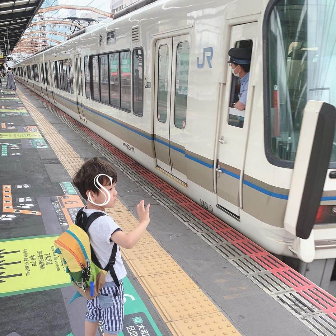 澤野井香里さんのインスタグラム写真 - (澤野井香里Instagram)「お友達親子とキッズプールへ(*^^*)﻿ 朝から1日中プールではしゃいで、何度もスライダーして、楽しかった♡﻿ ﻿ 車🚘だと半分の時間で行ける距離も子鉄🚃のロマンを味わせてあげる為にもわざわざ倍の時間かけて電車で😂﻿ ﻿ 〇〇駅で特急に乗って、〇〇駅で〇〇線に乗りかえて、〇〇駅で降りて、、、と前日の計画する段階から幸せそう笑。﻿ ﻿ 何度も見れた#キティーはるか や京都ではあまり見れないローカル線にも大興奮❤️﻿ 私は全く興味のない色んな電車の説明をたくさんしてくれて、いつも1人で読んでる鉄道図鑑📚で蓄えた知識の多さにこちらがビックリ😳﻿ ﻿ 今年の夏休みは#鉄道旅 🚅計画してあげようかな^ ^﻿ ﻿ #ks_20✨ #ks_osaka✨　#ベビフル #ママリ #コドモノ #関西ママ #京都ママ #女の子ママ #男の子ママ　#ママライフ　#年少　#4歳　#1歳　#子鉄　#子鉄ママと繋がりたい #キッズプール #プール　#S⭐️_ #M🍒_  #s⭐️m🍒」7月15日 3時58分 - kaori_sawanoi