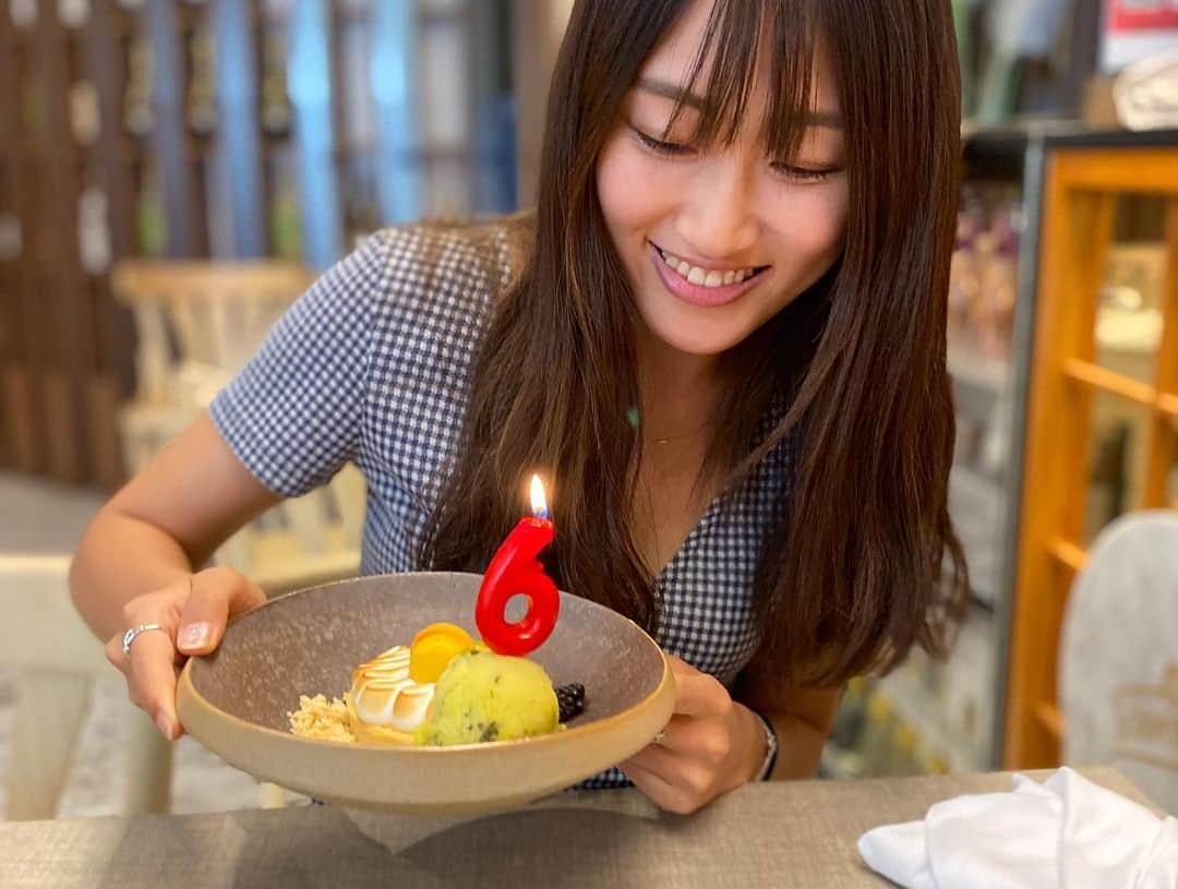 上枝恵美加さんのインスタグラム写真 - (上枝恵美加Instagram)「🎂 . 沢山のお祝いのメッセージありがとうございます！とっても嬉しかったです。日本から離れていながらも空見上げて、この世界に生まれて来れてよかったなーなんて思ったのは最近見てるアニメに影響されてるのかな？いや、両親に改めて感謝です。好きな事を好きなだけ、笑えるだけ笑って、夢を叶えていく人生を。 ． ． Thank you so much for the sweet messages! I felt the happiest person in the world :) I don't know if it's because I've been watching recently anime... but looking at the sky I thought I was glad to be born in this world. Thank you, mum and dad.  I’ll keep living the life doing the things I love as much as I can, laughing a lot and making my dreams come true.  #ありがとう」7月15日 4時21分 - emika_kamieda