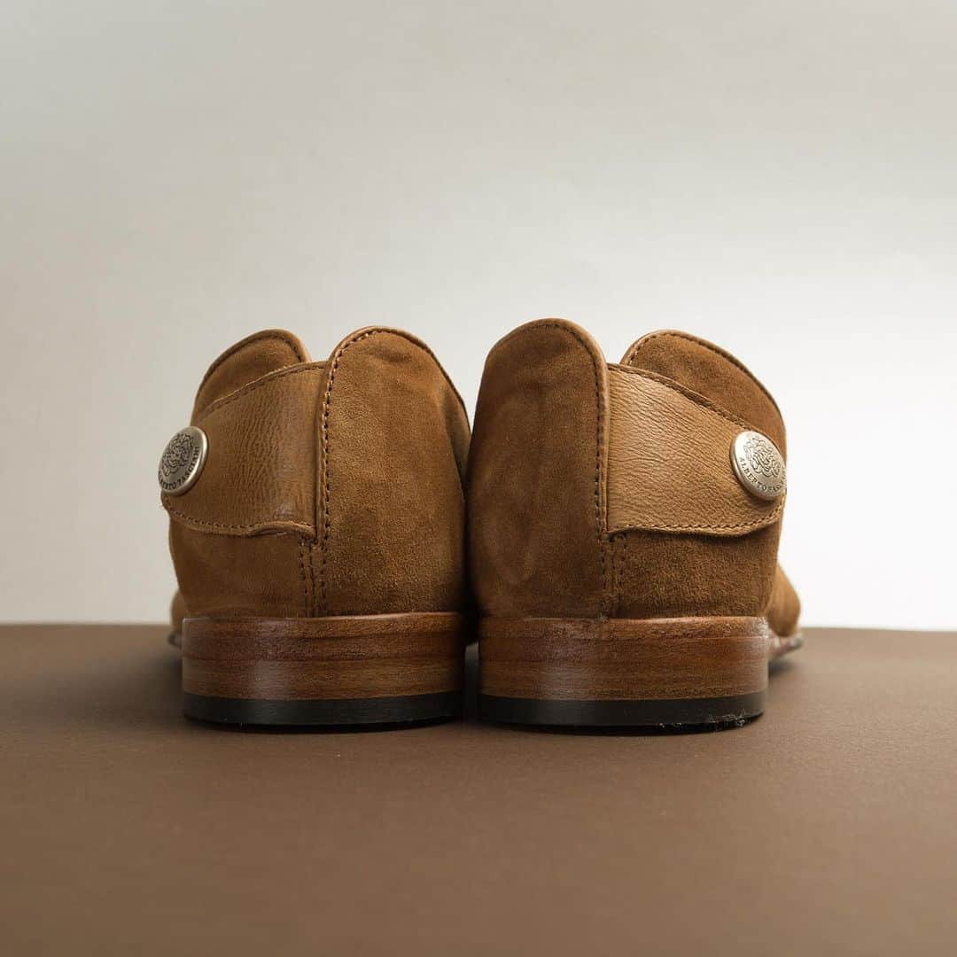 のインスタグラム：「An exceptional attention to details for these Alberto Fasciani’s loafers, made in calf reverse leather, famous for its extraordinary touch and strength. The edge in full grain leather and snap button on the heel side make this loafer shoe one of a kind.⁠⠀ ⁠⠀ Discover the New Arrivals > www.albertofasciani.it⁠⠀ ⁠⠀ #albertofasciani #ss20 #loafers」