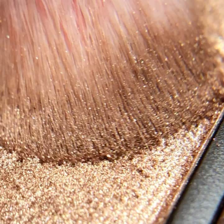 Smashboxのインスタグラム：「Soft, smoky & satisfying. Nothing minimal about our minimalist palette. 😉💫⁣ ⁣ Model: @eileenamirian  Product Used: Minimalist Cover Shot Palette」