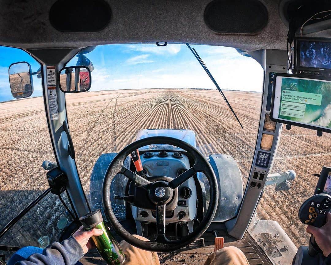 goproさんのインスタグラム写真 - (goproInstagram)「Photo of the Day: Coffee in hand for the morning commute 🌾🚜 @petestick ⠀⠀⠀⠀⠀⠀⠀⠀⠀ We are currently offering our best deal ever on #GoProHERO8 Black, if you can find it 🔎👀 ⠀⠀⠀⠀⠀⠀⠀⠀⠀ #GoPro #Canada #Farming #Agriculture #Tractor」7月15日 4時34分 - gopro
