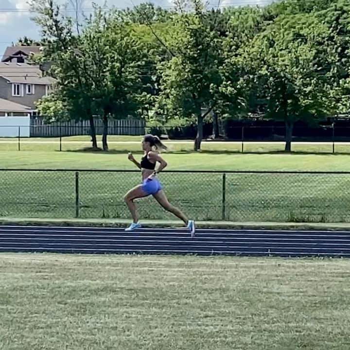 メリッサ・ビショップのインスタグラム：「Back to fence hopping, narrow lanes, and no bathrooms. BUT at least the fence is low enough to hop, the lanes are still a good surface and there’s a building you can pee behind 🤷‍♀️ ⠀⠀⠀⠀⠀⠀⠀⠀⠀⠀⠀⠀ #werk #yabish #TTcomingsoon #coronatraining #motherrunner」