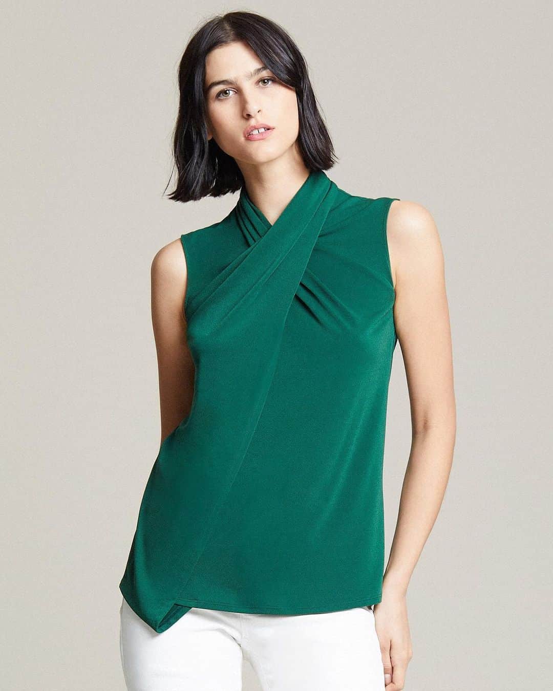 ホルストンのインスタグラム：「Draped to perfection. View and shop our latest ready to wear now at halston.com ✨」